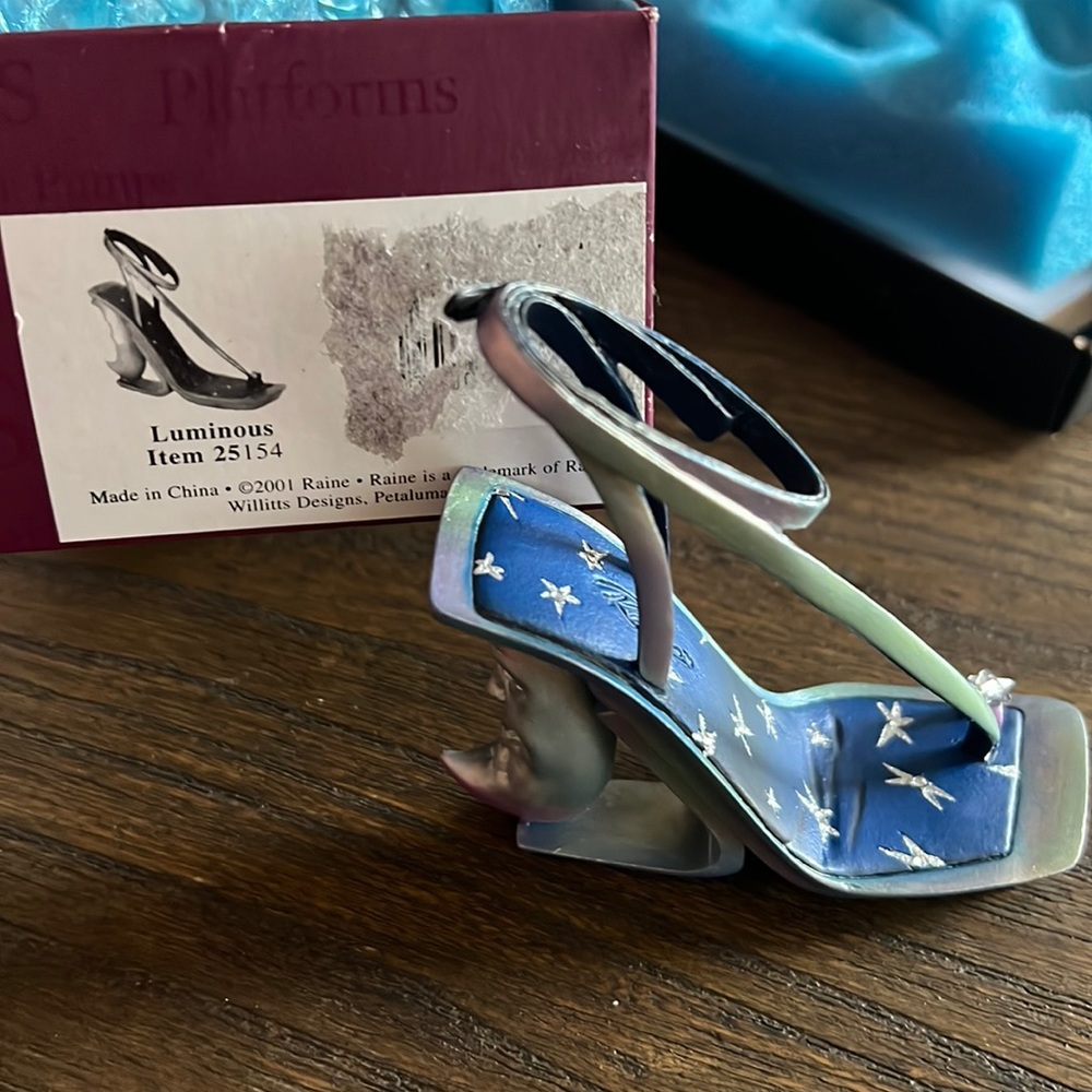 Just the Right Shoe Luminous
